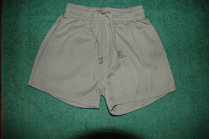 352.Beige shorts - 74, 15 kr