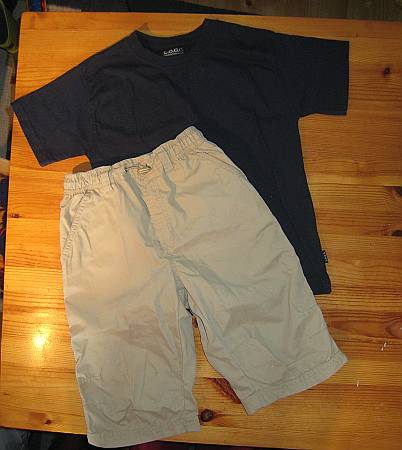 GUTT beige shorts t skjorte 116, 25 kr